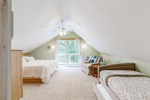 West WardsboroにあるSecluded Sanctuaryの屋根裏のベッドルーム(ベッド2台、天井ファン付)