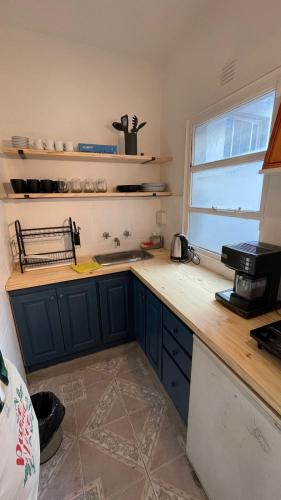 a kitchen with blue cabinets and a counter top at Hermoso departamento con vista a Obelisco III in Buenos Aires