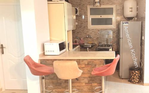 Η κουζίνα ή μικρή κουζίνα στο منتجع جولدن بيتش 1