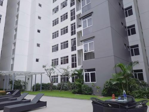 Un jardín fuera de Căn hộ the Habitat Thuận an