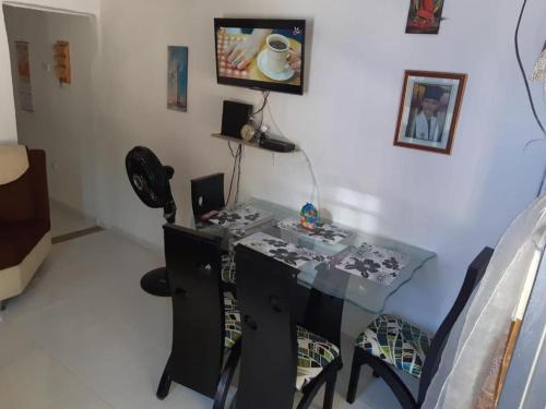 una stanza con una scrivania e una TV a parete di Casa acogedora Girardot 150mts a Girardot