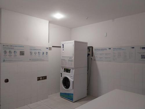 a laundry room with a washer and dryer in it at Flat Via Park wi fi liberado in Campos dos Goytacazes