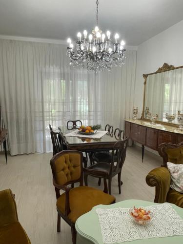 a dining room with a table and a chandelier at A casa di Bia in Castro dei Volsci