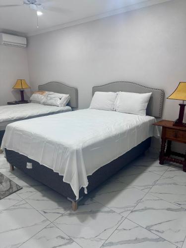Llit o llits en una habitació de Em & Emm Vacation Apt