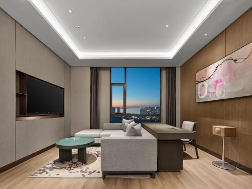Μια τηλεόραση ή/και κέντρο ψυχαγωγίας στο Doubletree By Hilton Yantai Golden Coast Hotel & Suites