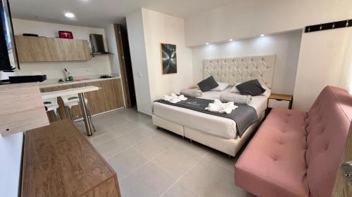 una sala de estar con una cama y un sofá en Aptos y Apartaestudios frente al Malecón y el Embalse, Zona Gastronómica, a 8 minutos de la Piedra del Peñol, TODO CERCA!!!, en Guatapé