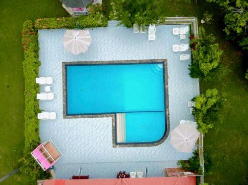 an overhead view of a swimming pool with umbrellas at Baan Golden Pool Villa in Sam Roi Yot