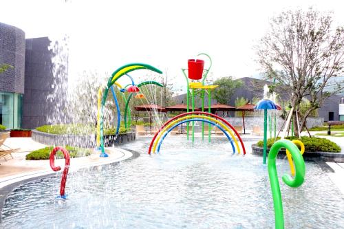 a pool with a water park with a water slide at Renaissance Suzhou Taihu Lake Hotel in Suzhou
