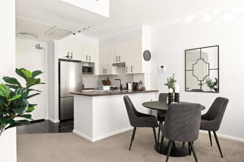 Φωτογραφία από το άλμπουμ του Modern 2-Bed with Pools, Gym, Tennis Court & Sauna στο Σίδνεϊ