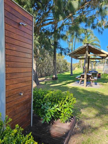 Un jardín fuera de Barrack Point Holidays