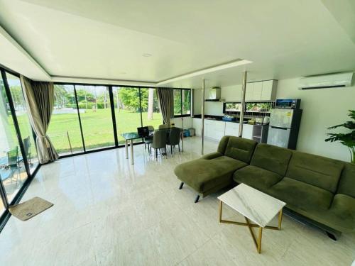 Posezení v ubytování Baan Golden Resort & Residences