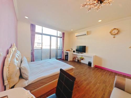 a bedroom with a bed and a large window at 台南樂河民宿 in Tainan