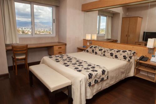 Ένα ή περισσότερα κρεβάτια σε δωμάτιο στο Hathor Hotels Mendoza