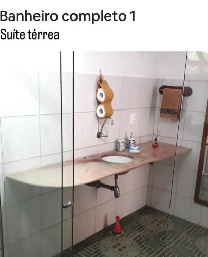 a bathroom with a tub and a sink at Casa Rosa Chá em Lençóis in Lençóis
