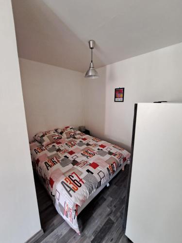 une chambre avec un lit avec une couette dessus dans l'établissement Joli appartement meublé refait à neuf, à Argis