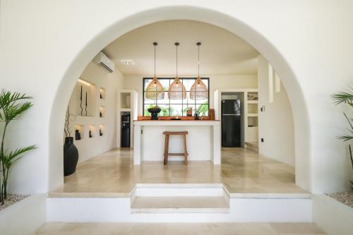 Η κουζίνα ή μικρή κουζίνα στο Villa Naji Pererenan