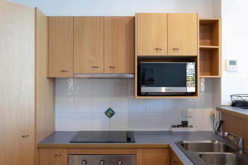 Η κουζίνα ή μικρή κουζίνα στο Twin Quays Noosa