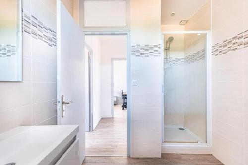 une salle de bain avec une douche, un lavabo et une baignoire dans l'établissement La Girafe Rouge, à Bègles