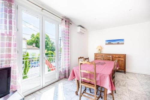 une salle à manger avec une table et un balcon dans l'établissement La Girafe Rouge, à Bègles