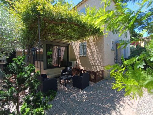 Maison provençale avec piscine partagée