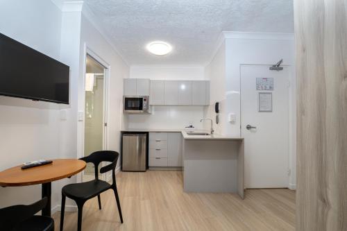 Η κουζίνα ή μικρή κουζίνα στο Twin Quays Noosa