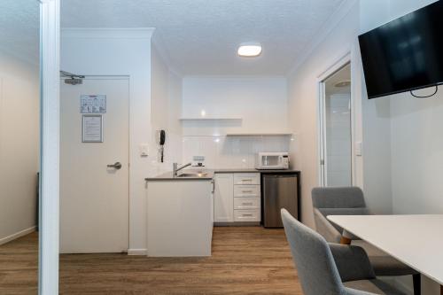 Η κουζίνα ή μικρή κουζίνα στο Twin Quays Noosa