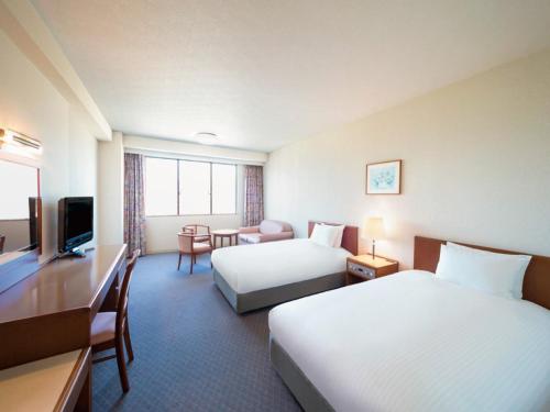 Postel nebo postele na pokoji v ubytování Grand Mercure Wakayama Minabe Resort & Spa