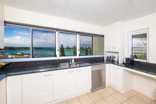 Una cocina o zona de cocina en Sunrise 602