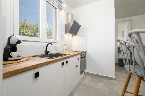 Η κουζίνα ή μικρή κουζίνα στο Blue View Villa Apartment #1 With Mini Shared Pool