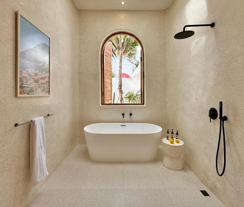 Bilik mandi di Dolce villas in Bingin