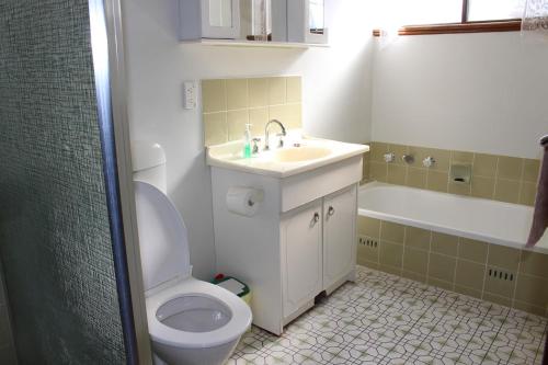 埃利奥特港Commodore 2 2-18 Basham Rd Port Elliot - Linen Included的带马桶、水槽和浴缸的浴室