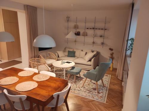 ピエシュチャニにあるNový Apartmán V Centre Piešťanのテーブルとソファのあるリビングルーム