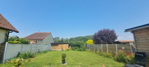a backyard with a fence and a yard at Aux Passagers de la Baie 3 in Le Crotoy