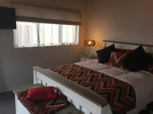 Postel nebo postele na pokoji v ubytování Coromandel Central Cottage Luxury w Spa