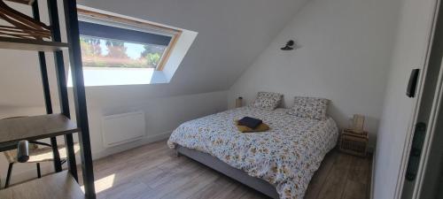 a small bedroom with a bed and a window at Aux Passagers de la Baie 3 in Le Crotoy