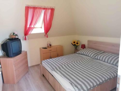 Posteľ alebo postele v izbe v ubytovaní Apartment in Zamardi/Balaton 20348