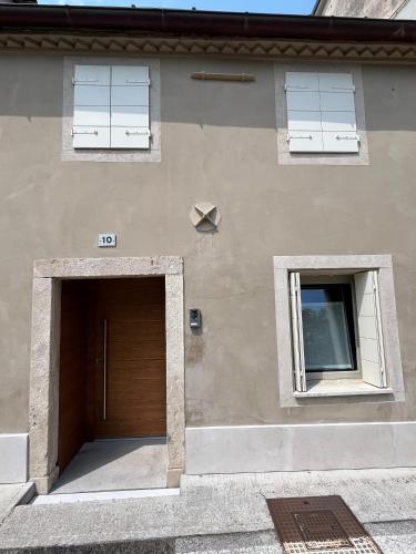 a building with a brown door and two windows at Follinetta10 - enjoy holiday home in the Prosecco hills in Follina