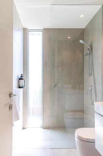 Un baño de Architectural glass house with ocean views