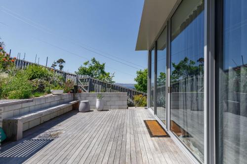 Un balcón o terraza de Architectural glass house with ocean views