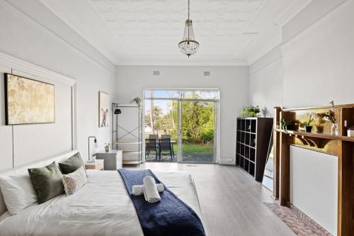 KillaraSpacious King Room - Nearby Stations & Stores - Shared Bathroom的一间卧室，里面有一张床和一扇大窗户。