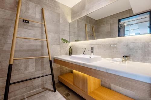 a bathroom with a sink and a shower at Waito Hotel Yuexiu Park Guangzhou in Guangzhou
