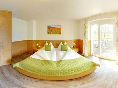 una camera da letto con un letto grande in una stanza di 1 at Lake Faak - Karglhof - South view a Faak am See