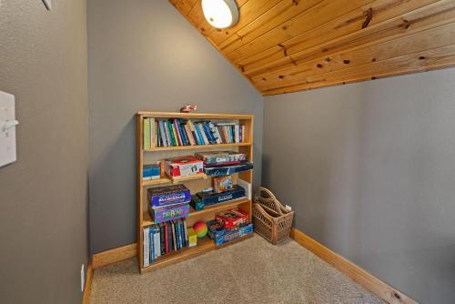 a book shelf filled with books in a room at Chinook House MCA 1219 - Meredith Lodging in Manzanita