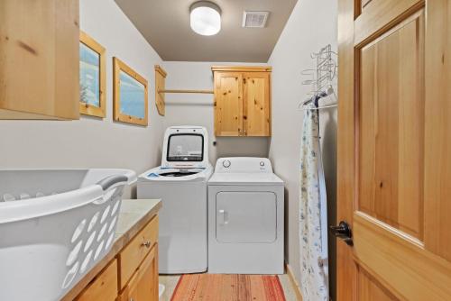 a small laundry room with a washer and dryer at Chinook House MCA 1219 - Meredith Lodging in Manzanita
