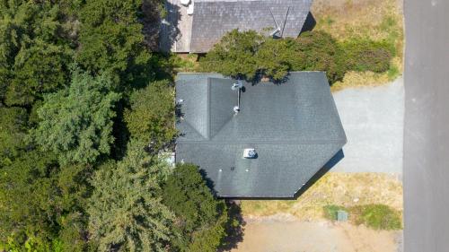 an overhead view of a house with a roof at Chinook House MCA 1219 - Meredith Lodging in Manzanita