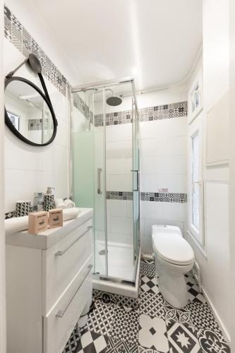 une salle de bain avec une douche, des toilettes et un lavabo dans l'établissement Studio Saint Denis stade de France, à Saint-Denis