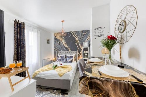 un salon avec un lit et une table dans l'établissement Studio Saint Denis stade de France, à Saint-Denis
