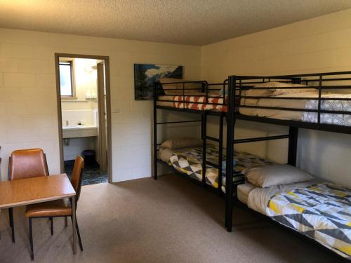 Letto o letti in una camera di Green Gables Motel in Warburton