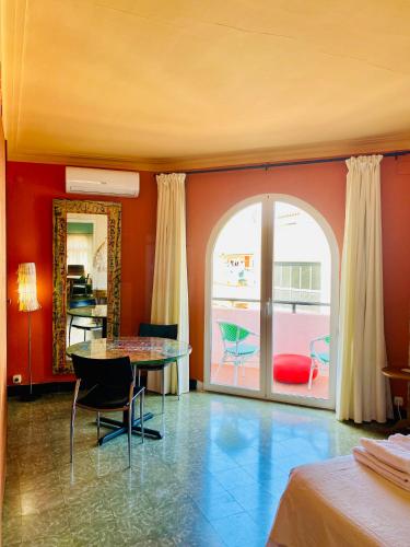 a room with a table and a view of a patio at Carmen Guillemot in Alcanar