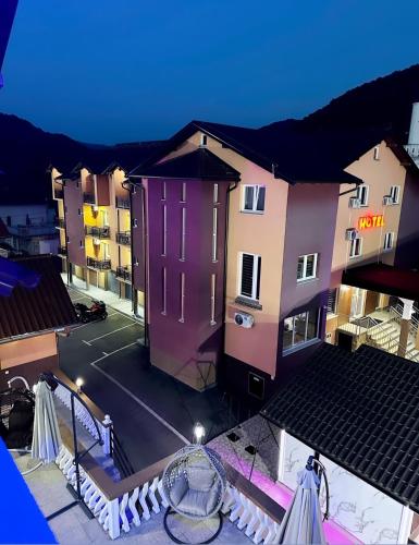 Nespecifikovaný výhled na hory nebo výhled na hory při pohledu z hotelu
